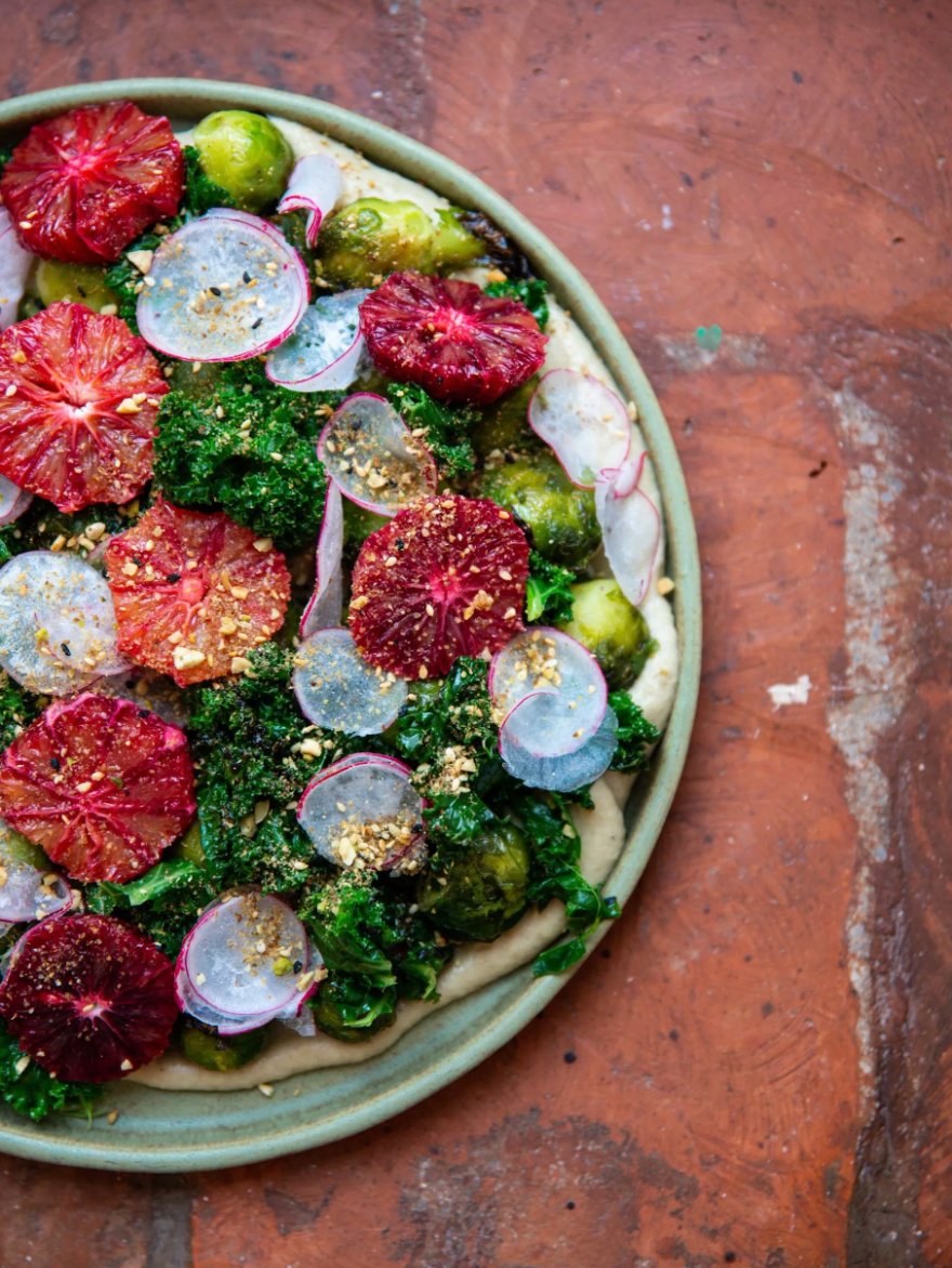 Kreatives Gericht der Lieblingsküche – frische Zutaten, kunstvoll angerichtet